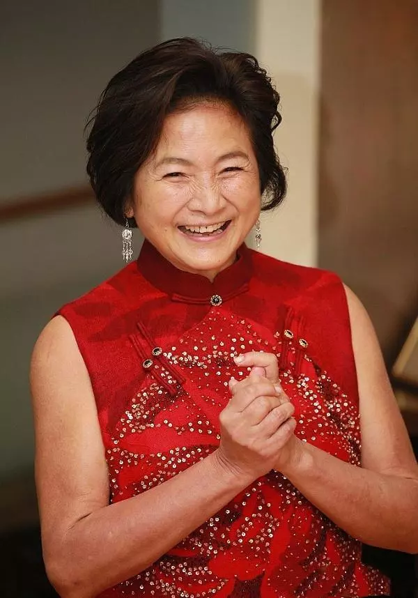 74歲鄭佩佩女兒出嫁!曾奪港姐亞軍「神複製媽媽年輕時候」 女婿高顏值外型超匹配