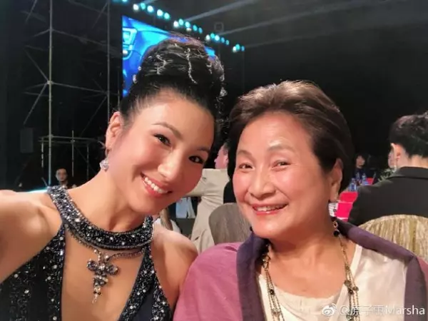 74歲鄭佩佩女兒出嫁!曾奪港姐亞軍「神複製媽媽年輕時候」 女婿高顏值外型超匹配