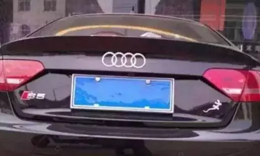 車尾掛「壁虎」到底是什麼意思?聽老司機說完,後悔現在才知道!