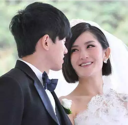 差9歲姐弟戀不被看好?婚後7年被查不孕領養殘疾孤兒,生活令人羨慕!