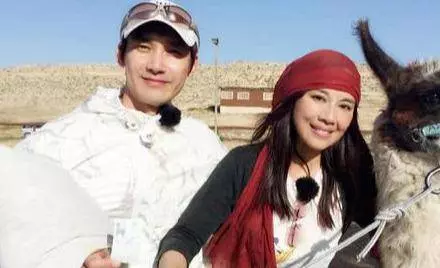 差9歲姐弟戀不被看好?婚後7年被查不孕領養殘疾孤兒,生活令人羨慕!