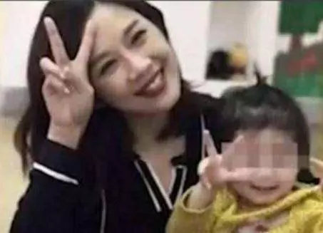 差9歲姐弟戀不被看好?婚後7年被查不孕領養殘疾孤兒,生活令人羨慕!