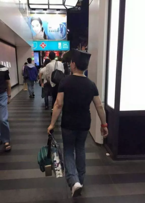 北捷驚現「直角方塊頭」!背後藏「心酸原因」…專業髮型師:「12級風也吹不動!」