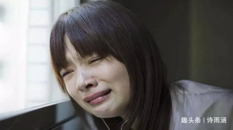 妻子生孩子,丈夫丟下她去情人家吃飯,接到醫生電話,他怒摔手機