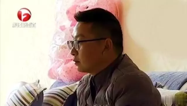 婚後妻子一直不圓房,丈夫外出工作前提要求,妻子一腳將他踹下床