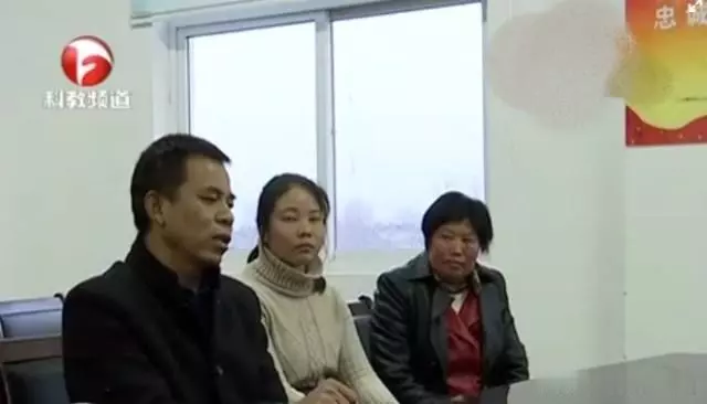 婚後妻子一直不圓房,丈夫外出工作前提要求,妻子一腳將他踹下床