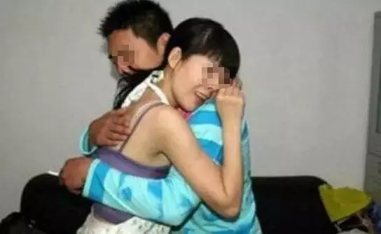 女子生日丈夫送條項鍊,第二天戴去上班,同事扔來手機,女子傻住