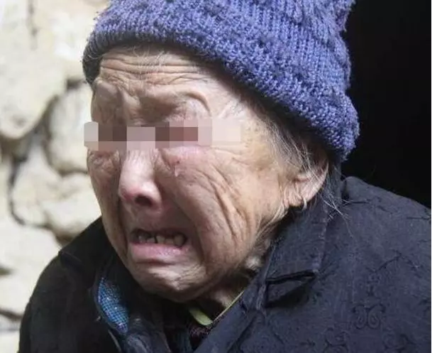 女兒遠嫁20年沒回家,卻每月給媽寄2千元,媽假裝去世,蒙了