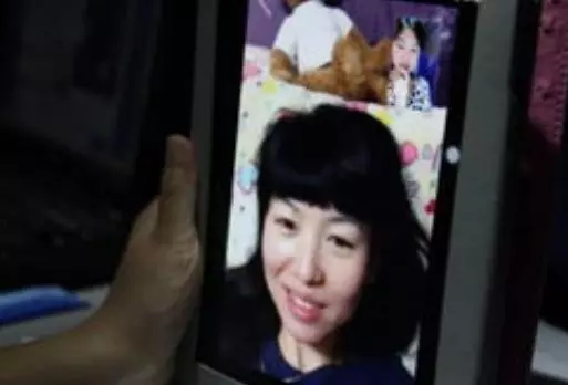 娘家坐月子,發視頻給老公看孩子,高興忘掛斷,傳出對話俺傻住