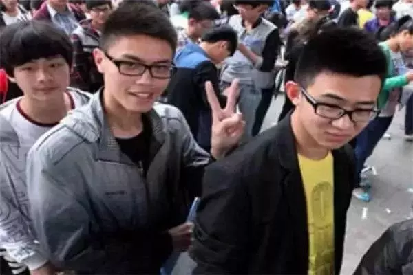 父親失蹤10年,兒子考上清華,升學宴來輛豪車,母親見來人蒙住