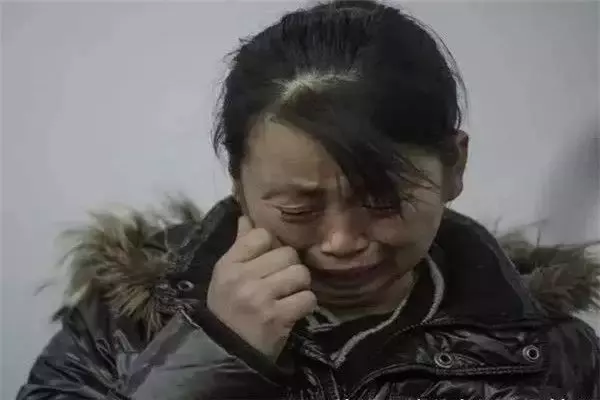 父親失蹤10年,兒子考上清華,升學宴來輛豪車,母親見來人蒙住