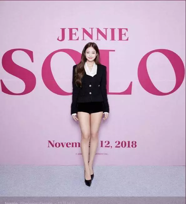 表演「扯自己衣服」刻意走光搶頭版!Jennie自導自演黑暗面被起底…網驚:也太誇張