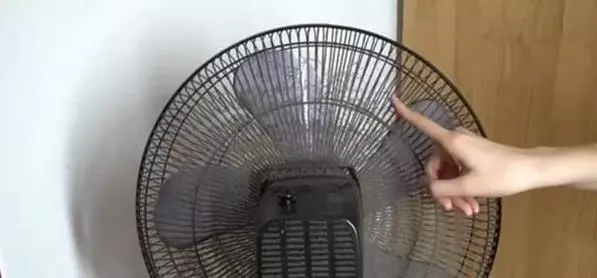 清洗風扇不用拆,教你一招,這樣就能把灰塵都擦乾淨,鄰居看了紛紛效仿!