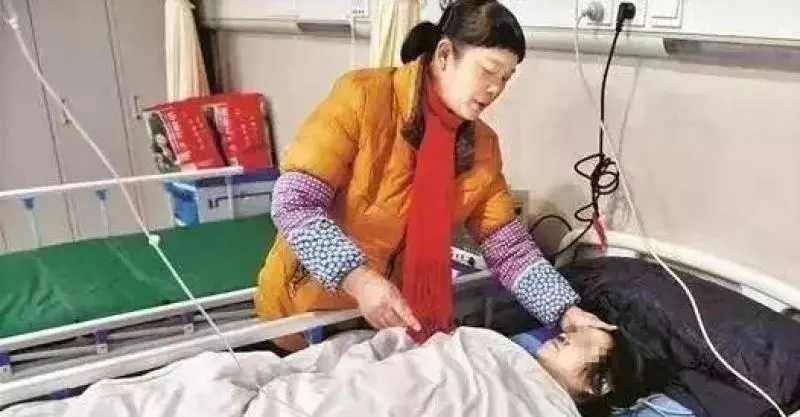 新婚隔天我上吐下瀉的婆婆給我熬粥,醫生過來要一碗偷偷勸我離婚