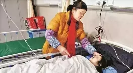 新婚隔天我上吐下瀉的婆婆給我熬粥,醫生過來要一碗偷偷勸我離婚