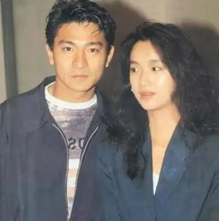 48歲吳倩蓮近照如黃臉婆,劉德華跪地求婚不應,卻嫁平民丈夫!
