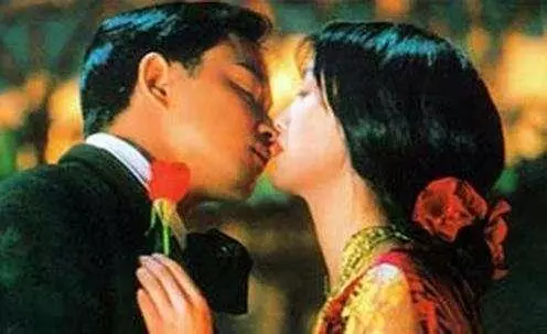 48歲吳倩蓮近照如黃臉婆,劉德華跪地求婚不應,卻嫁平民丈夫!