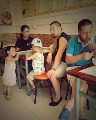 48歲吳倩蓮近照如黃臉婆,劉德華跪地求婚不應,卻嫁平民丈夫!
