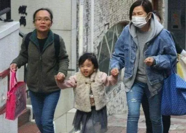 楊冪劉愷威女兒小糯米近照曝光,如今居然長成這樣,網友:楊冪果然沒整容過~