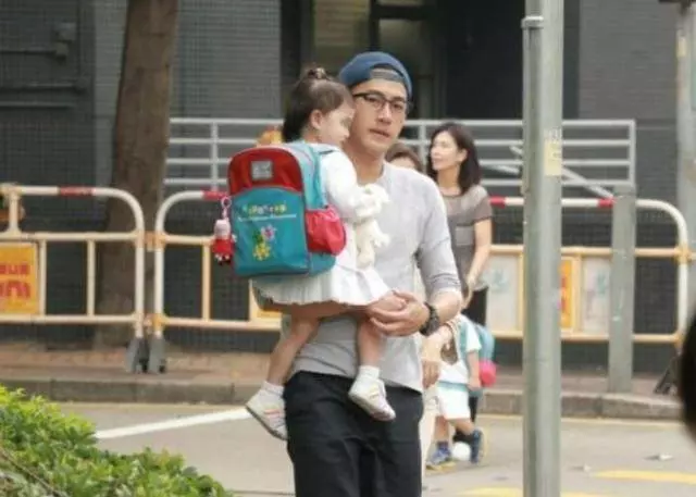 楊冪劉愷威女兒小糯米近照曝光,如今居然長成這樣,網友:楊冪果然沒整容過~