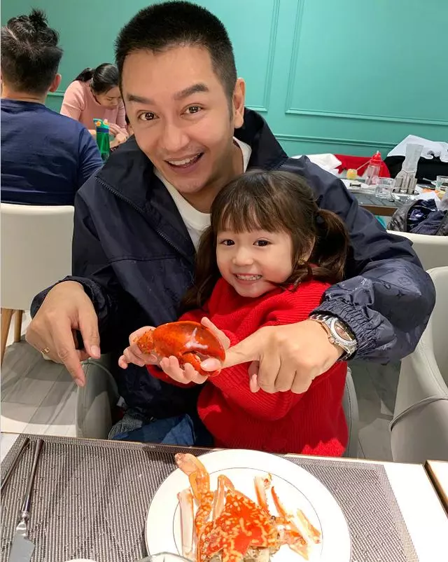 49歲陳浩民太會寵妻,曬一家團圓照羨煞旁人,兒女成群溫馨十足!