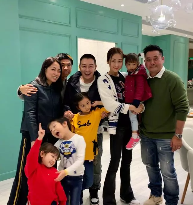 49歲陳浩民太會寵妻,曬一家團圓照羨煞旁人,兒女成群溫馨十足!