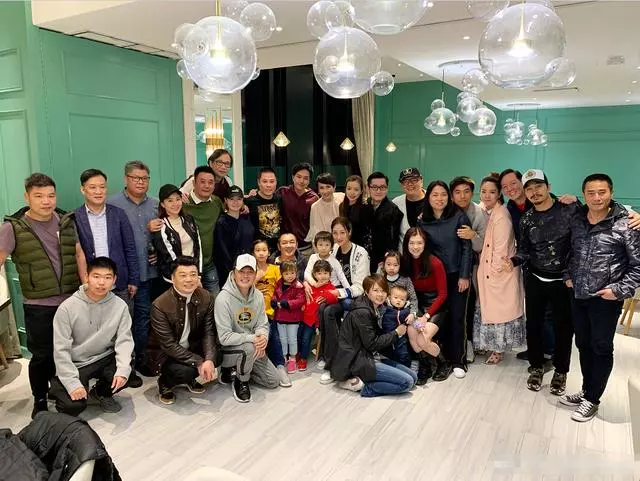 49歲陳浩民太會寵妻,曬一家團圓照羨煞旁人,兒女成群溫馨十足!