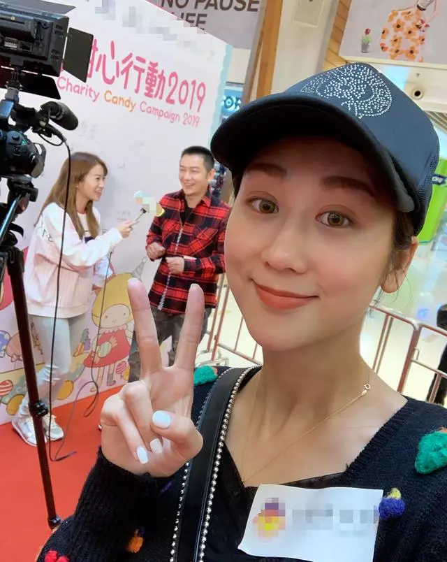 49歲陳浩民太會寵妻,曬一家團圓照羨煞旁人,兒女成群溫馨十足!