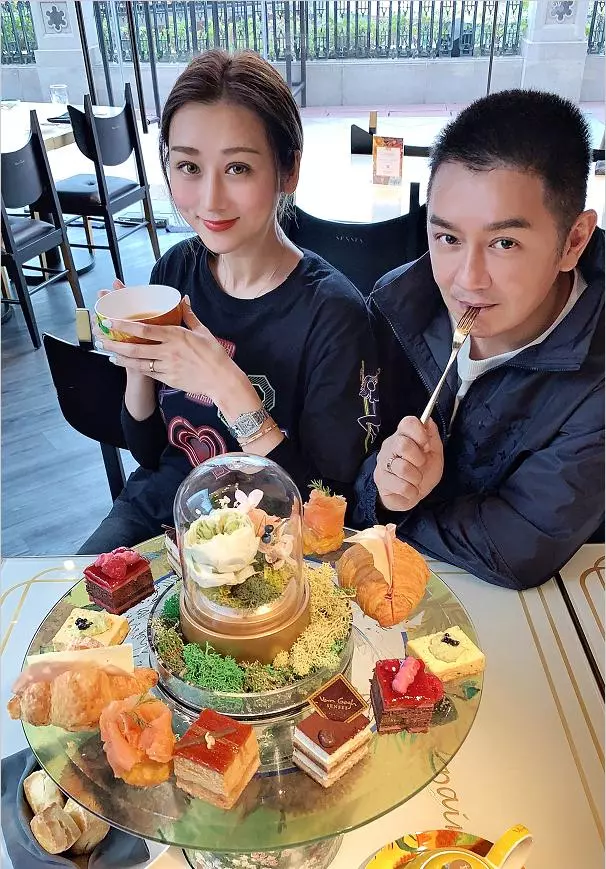 49歲陳浩民太會寵妻,曬一家團圓照羨煞旁人,兒女成群溫馨十足!