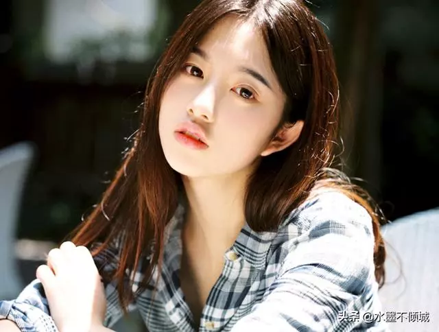 原配指著小三兒對女兒說:以後不能學她,小三女兒接茬:我學媽媽