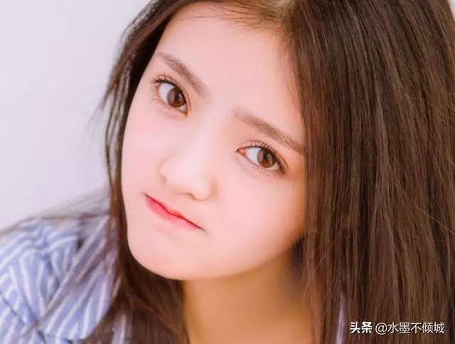 原配指著小三兒對女兒說:以後不能學她,小三女兒接茬:我學媽媽