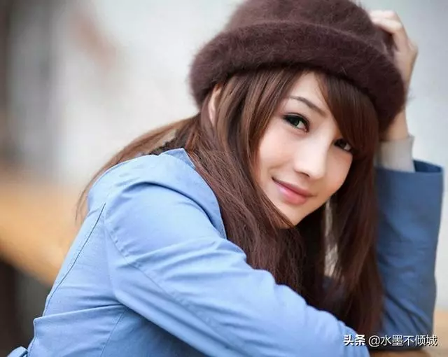 原配指著小三兒對女兒說:以後不能學她,小三女兒接茬:我學媽媽