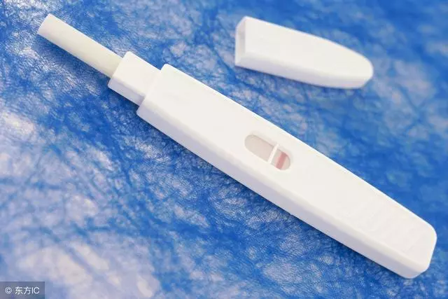 不聽父母勸而遠嫁,婚後兩年帶女兒回娘家,看到接站的人,我痛哭
