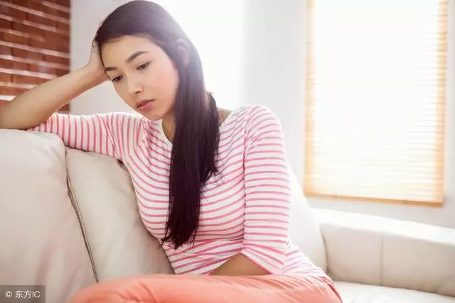 不聽父母勸而遠嫁,婚後兩年帶女兒回娘家,看到接站的人,我痛哭