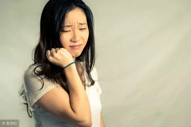 首次去男友家,走時准婆婆偷偷塞我一厚紅包,回家打開我愣住了!