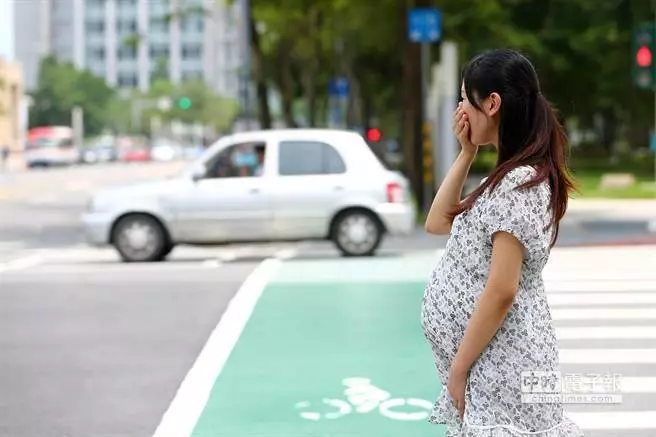 產檢等2小時!年輕爸嗆老婆:「X的浪費時間」 孕妻進到產檢房「他下秒自私舉動」網罵:想巴蕊