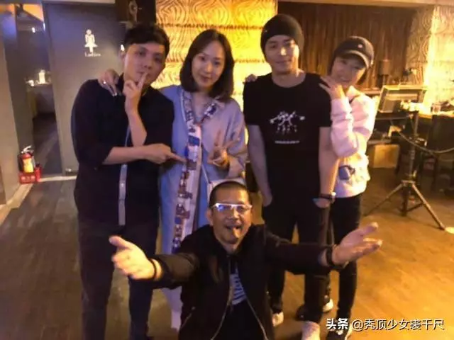 林心如罕見曬娃!親PO「2歲小海豚照片」,背後摟肩霍建華閃翻!