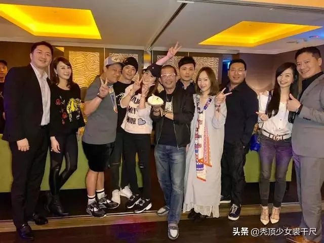 林心如罕見曬娃!親PO「2歲小海豚照片」,背後摟肩霍建華閃翻!