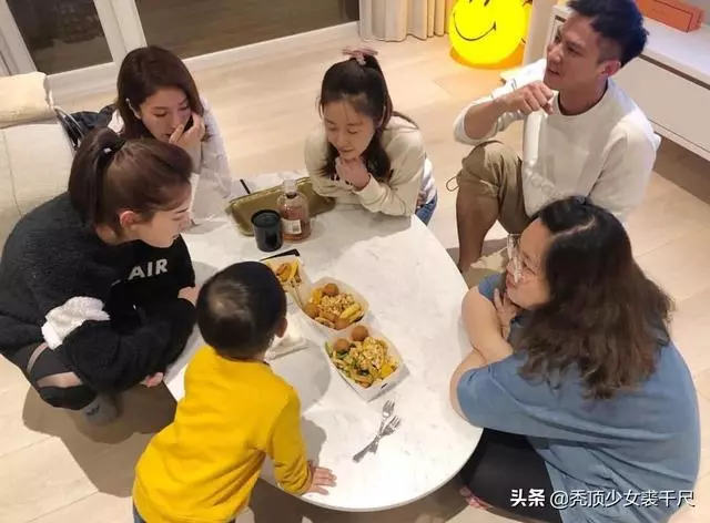 林心如罕見曬娃!親PO「2歲小海豚照片」,背後摟肩霍建華閃翻!
