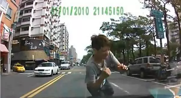藝術家將自己的瑪莎拉蒂黏滿了「謎樣物體」,近看以後沒人敢靠近車子!