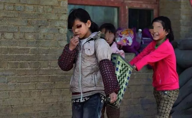 我帶6歲女兒再婚,每次一出差她就大哭,我偷偷查看監控火冒三丈