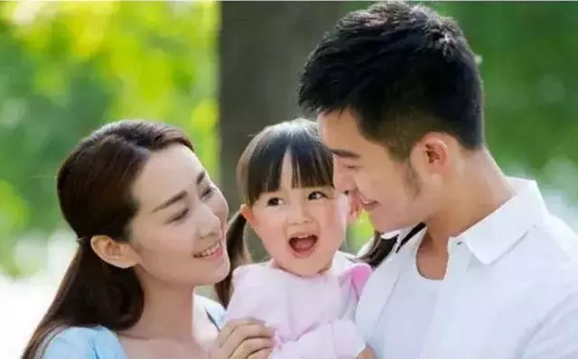 我帶6歲女兒再婚,每次一出差她就大哭,我偷偷查看監控火冒三丈