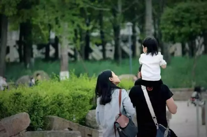 我帶6歲女兒再婚,每次一出差她就大哭,我偷偷查看監控火冒三丈