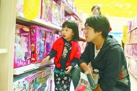 我帶6歲女兒再婚,每次一出差她就大哭,我偷偷查看監控火冒三丈