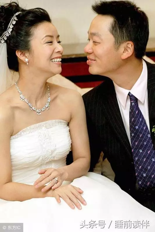 嫁給孤兒老公,婚禮上改嫁多年的婆婆來了,老公說一話我心裡打顫