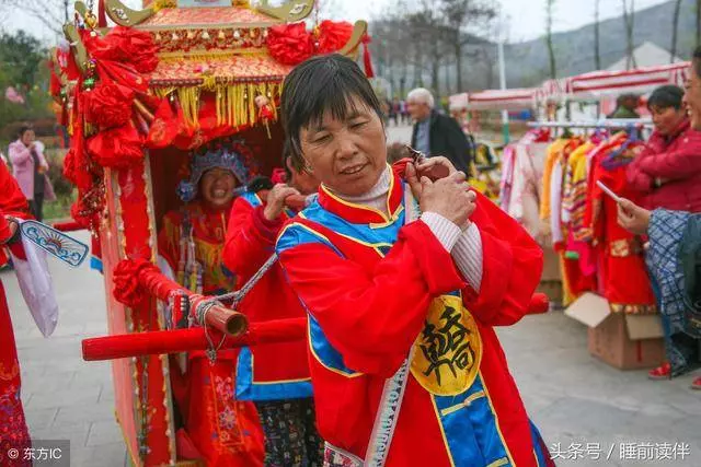 嫁給孤兒老公,婚禮上改嫁多年的婆婆來了,老公說一話我心裡打顫