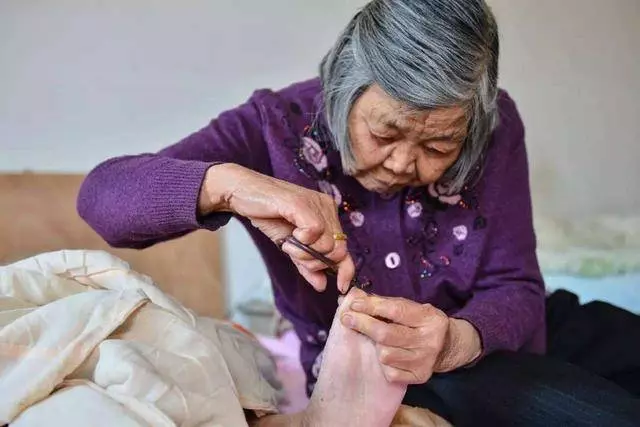 婆婆給我煲湯喝,6歲小姑子貪玩要跟我換碗,喂她一口我哽咽了