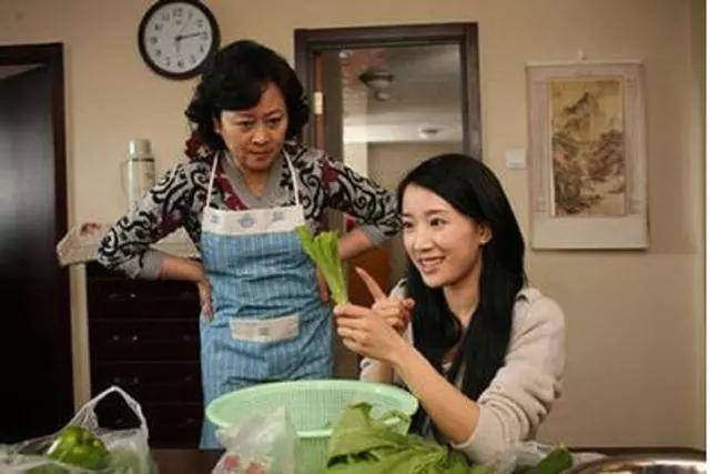 婆婆給我煲湯喝,6歲小姑子貪玩要跟我換碗,喂她一口我哽咽了