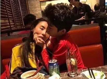 張柏芝累倒在他的懷裡,他才是張柏芝最愛的男人!
