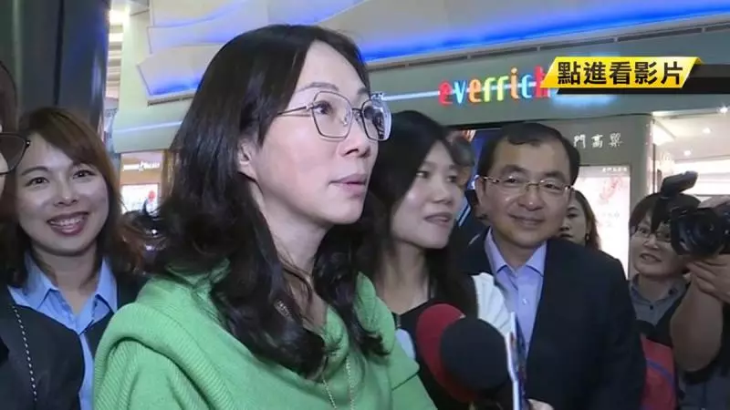 眼睛發炎紅腫 李佳芬素顏戴眼鏡隨行出訪依舊話題十足